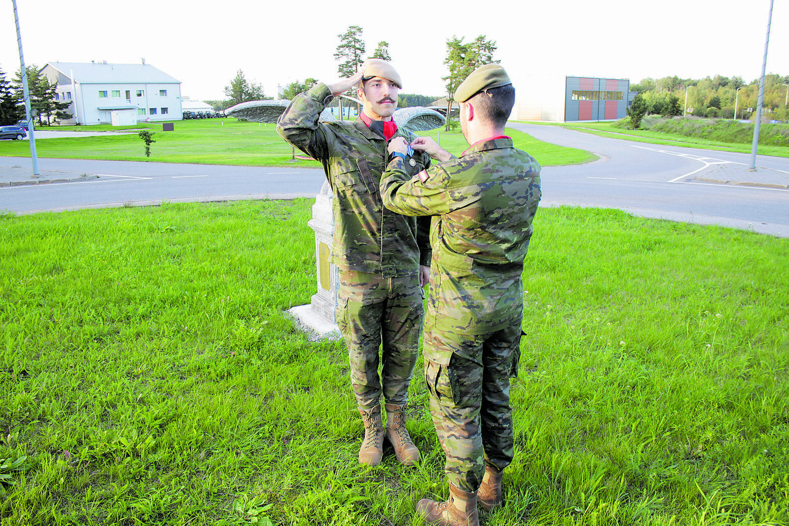 Un compañero le entrega a Saúl García en la base de Estonia la medalla con la que el país condecoró a los militares españoles de la misión. | L.N.C.