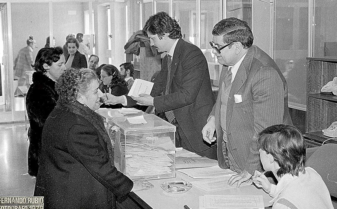 La jornada de votaciones del 1 de marzo era un jueves y además de intensa tormenta de agua y nieve, pero había ganas de participar. | FERNANDO RUBIO