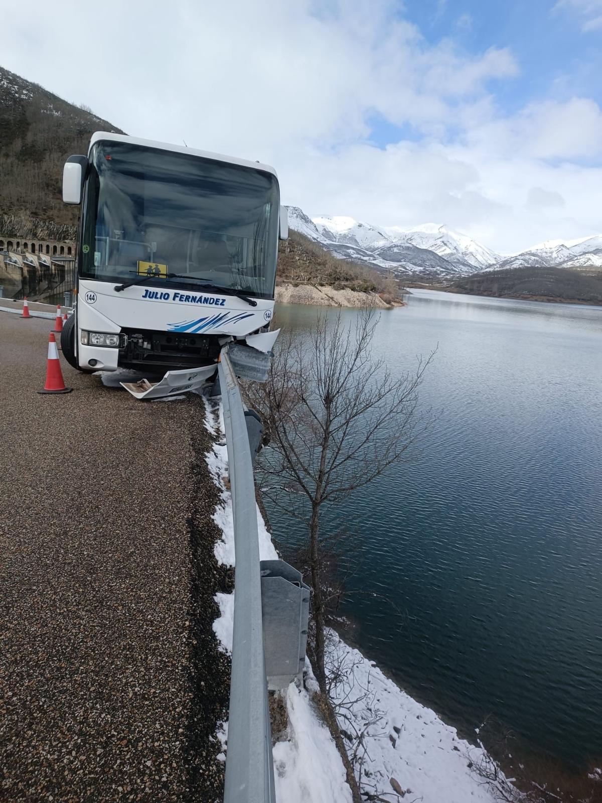 Autobús accidentado en Boñar.