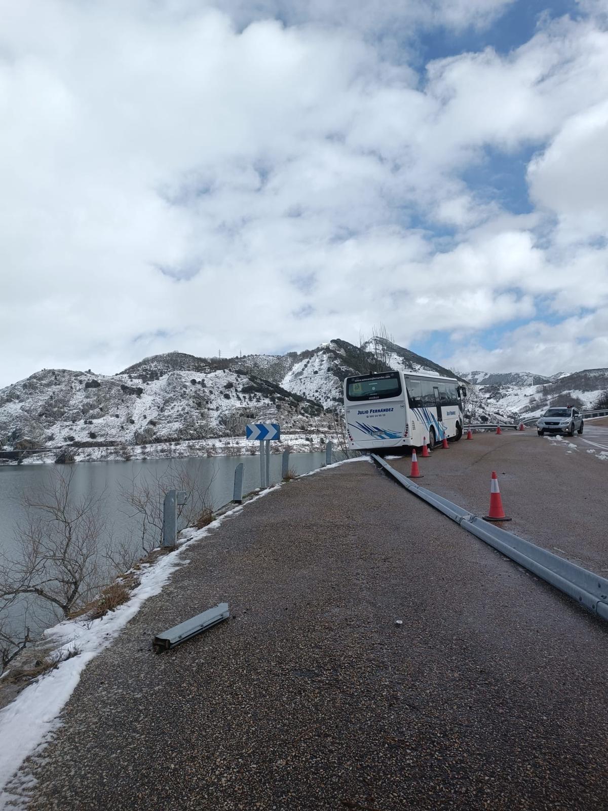Autobús accidentado en Boñar. Autobús accidentado en Boñar.