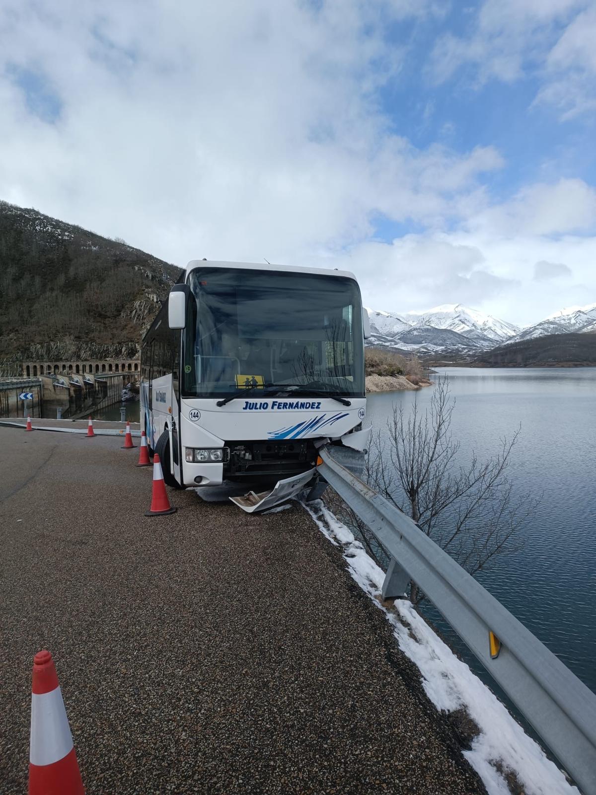 Autobús accidentado en Boñar. Autobús accidentado en Boñar.
