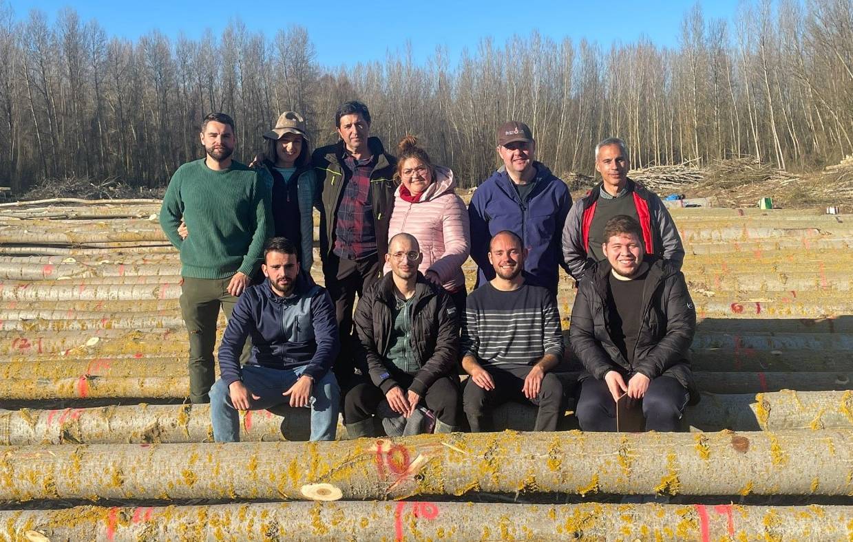 Alexey Valero y Rodrigo Arévalo (en el centro, sentados), ganadores de los premios 'Bosques y Ríos' en su edición 2023, realizando la toma de datos de sus trabajos.