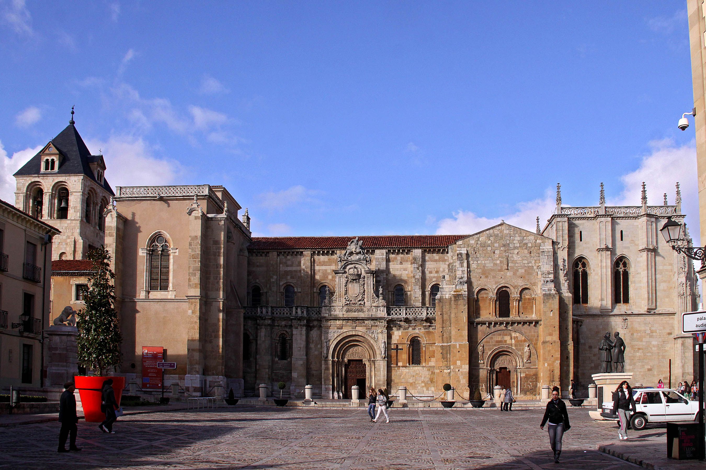 Fachada principal de la Real Colegiata de San Isidoro en León. | Peio García (Ical)