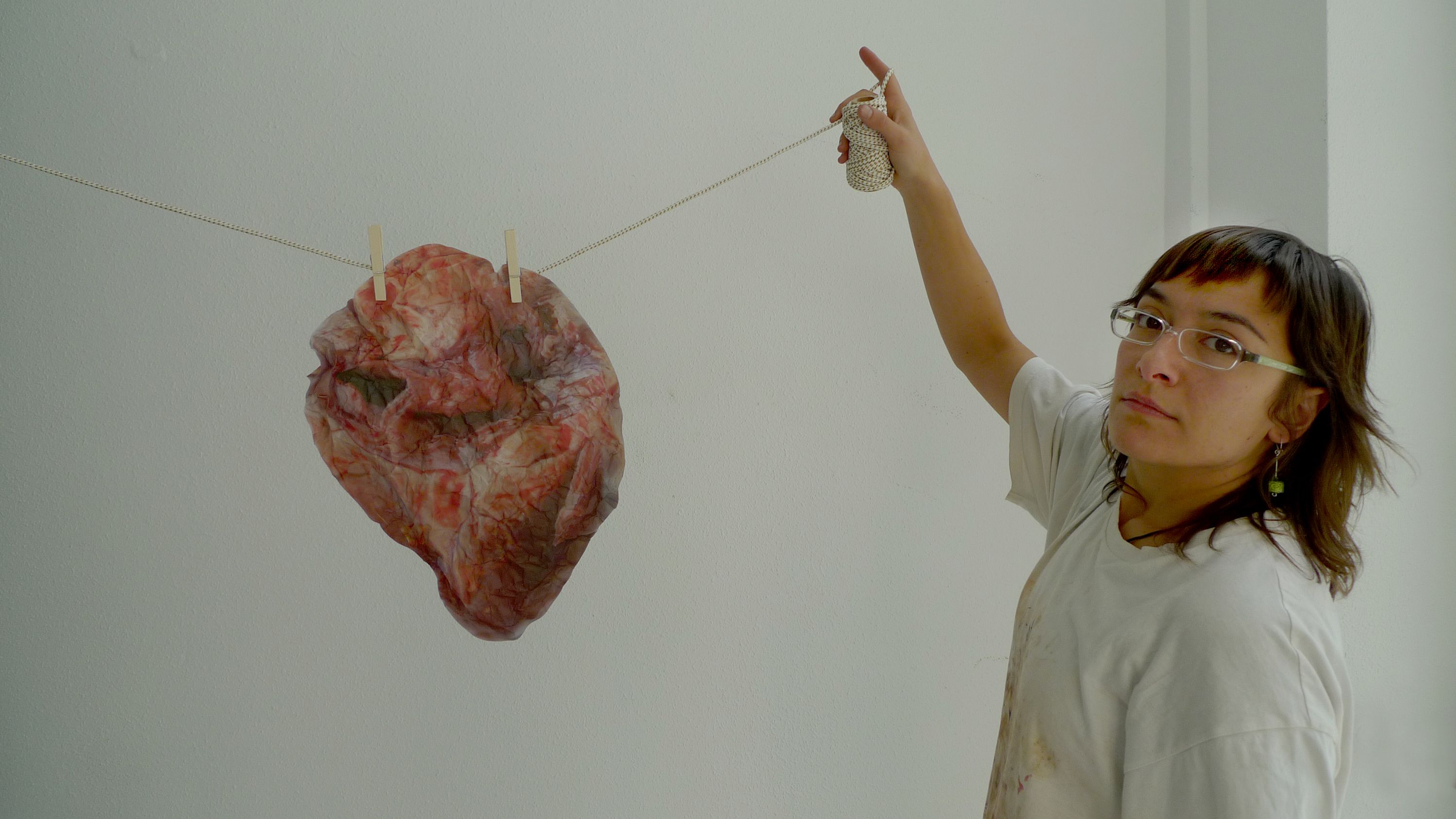 Sonia Fernández con una de sus obras en la exposición ‘Jóvenes creadoras...’. 