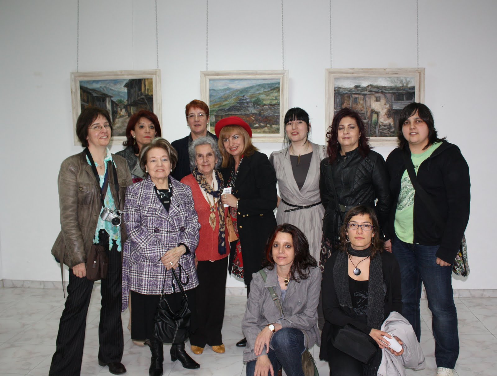 En la exposición “Del trabajo a la creación”, junto a Castorina, Petra Hernández y otras artistas leonesas(Abajo a la derecha).Astorga, 2010. 