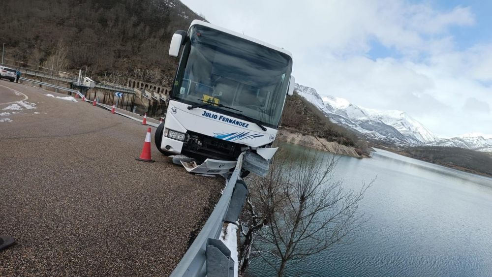 Imagen del autocar atravesado por la valla de seguridad en Boñar. | L.N.C.