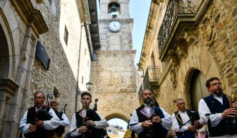 Uno de los desfiles de Templarios del Oza con la Torre del Reloj a sus espaldas. 