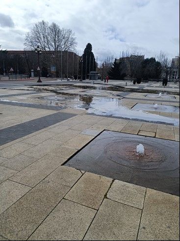 La plaza de San Marcos se ha inundado a consecuencia de los desperfectos que presenta. | L.N.C.