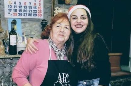 La galardonada en la bodega El Pescador con su familia. 