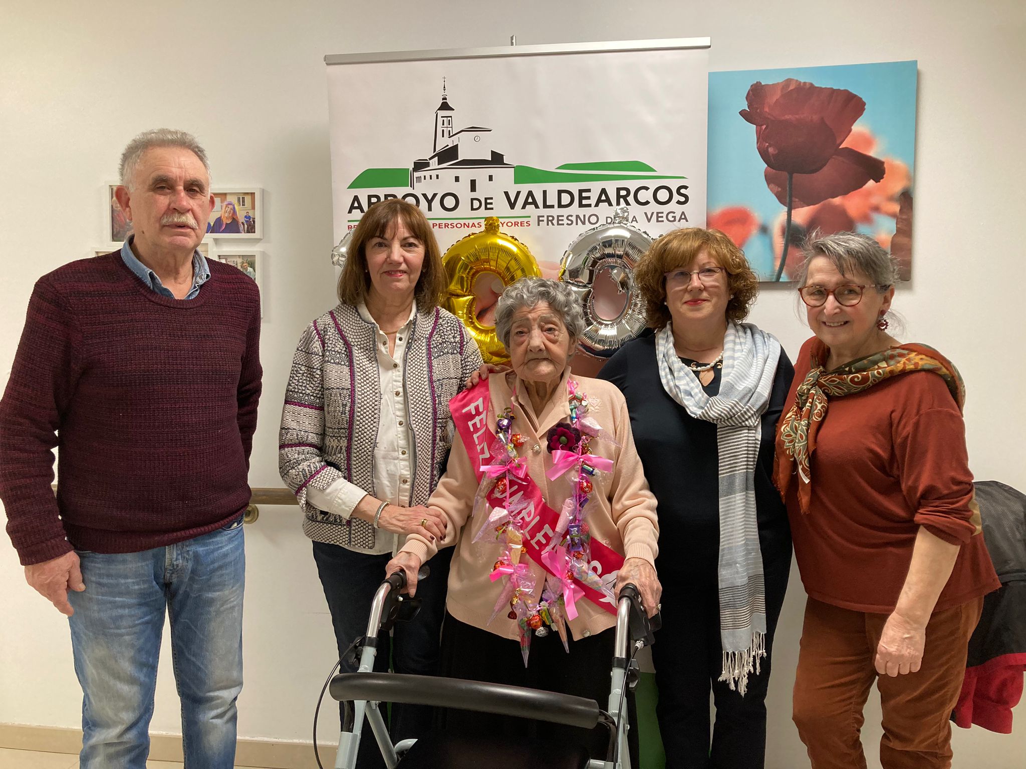 Carmen Pozo, en el centro, celebra su centenario junto a su familia. | L.N.C.
