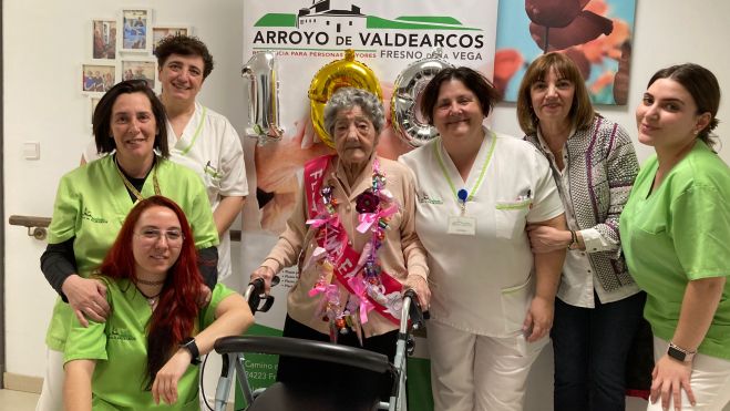 Carmen Pozo durante la celebración con trabajadores de la residencia. | L.N.C.