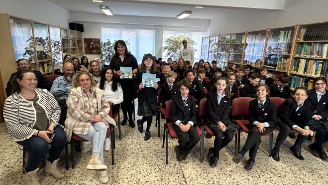 Virginia junto a los padres y alumnos que asistieron a la presentación. | L.N.C.