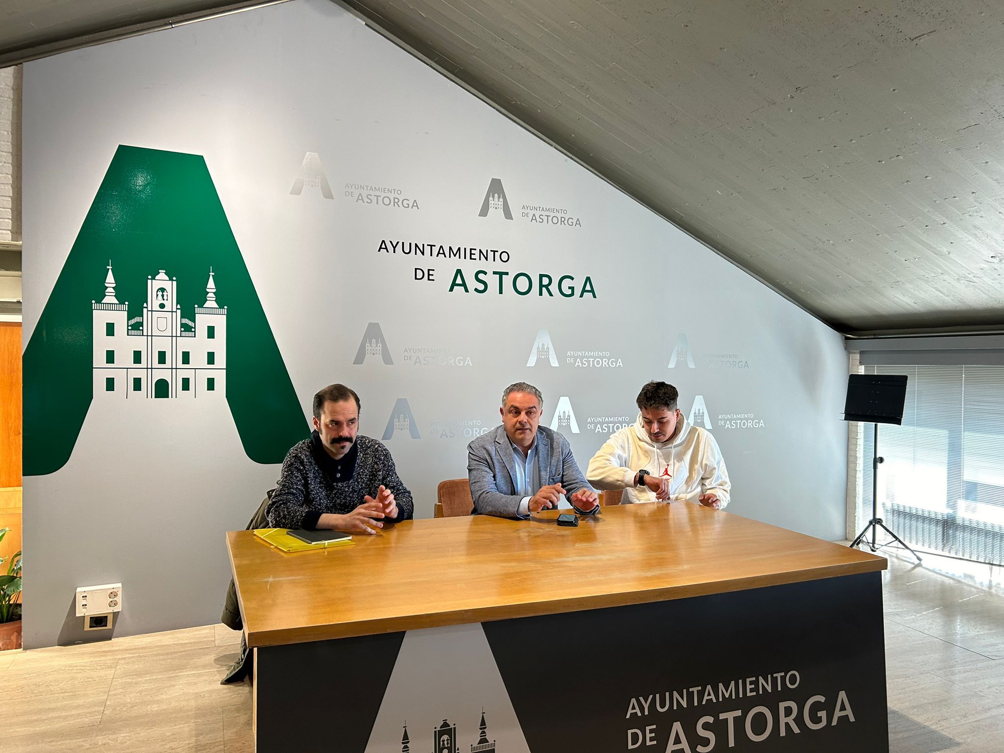 Alejo Ibáñez, José Luis Nieto y Borja González en la rueda de prensa que ha anunciado la reapertura del cine Velasco.