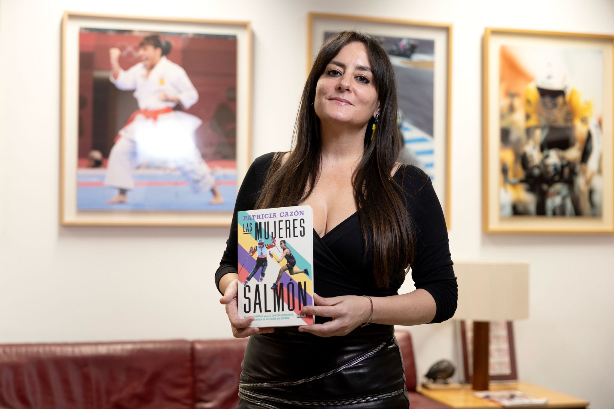 Patricia Cazón, con la portada de su nuevo libro, ‘Las mujeres salmón’. | DAVID ÁLVAREZ ORIHUELA