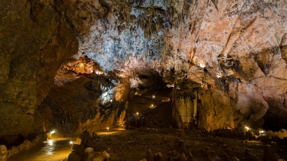 Interior de la Cueva de Valporquero. | L.N.C.