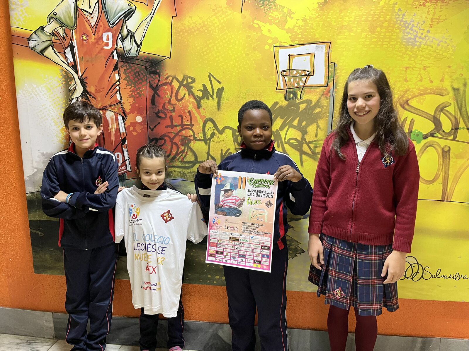 Estudiantes del Colegio Leonés con los carteles de la carrera. | L.N.C.