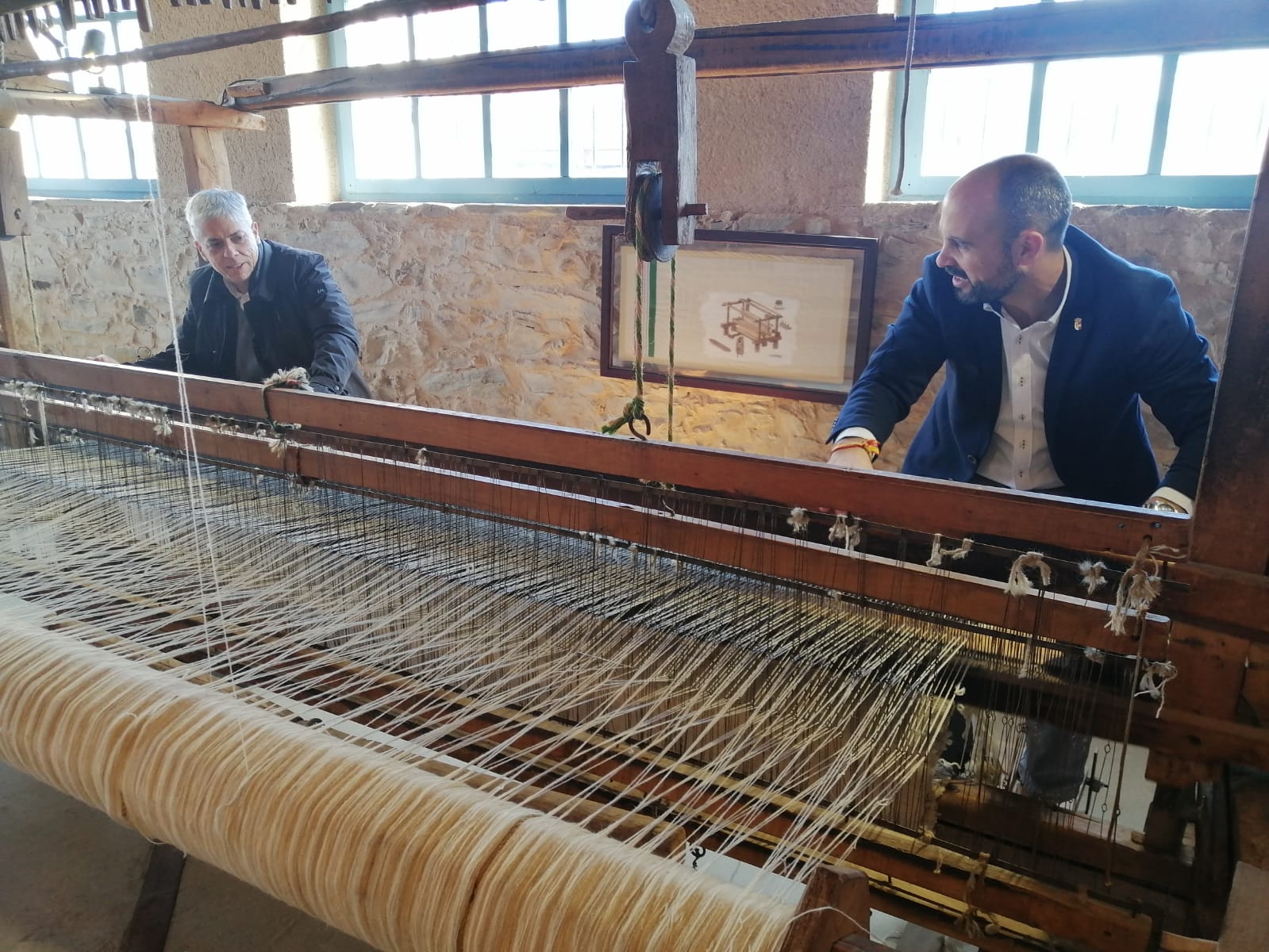 Eduardo Diego (i) y Alfonso Cordero (d) en el Museo La Comunal de Val de San Lorenzo. | L.N.C.