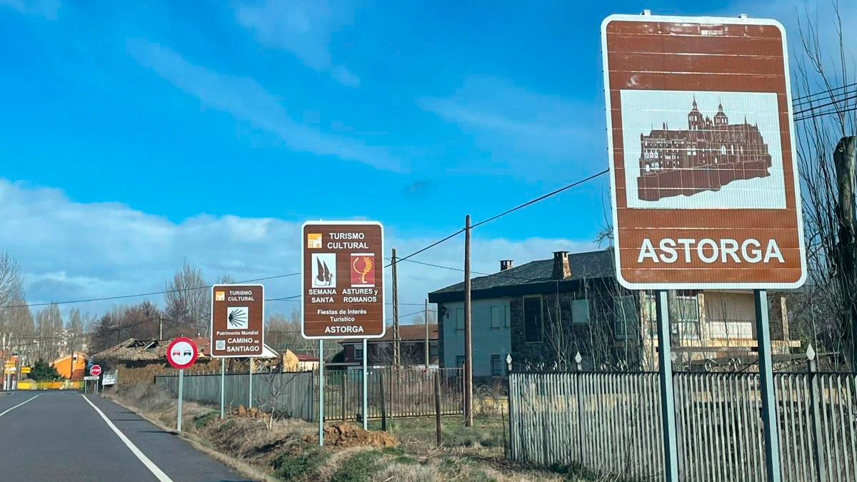 Nuevas señales turísticas instaladas en Astorga. | L.N.C
