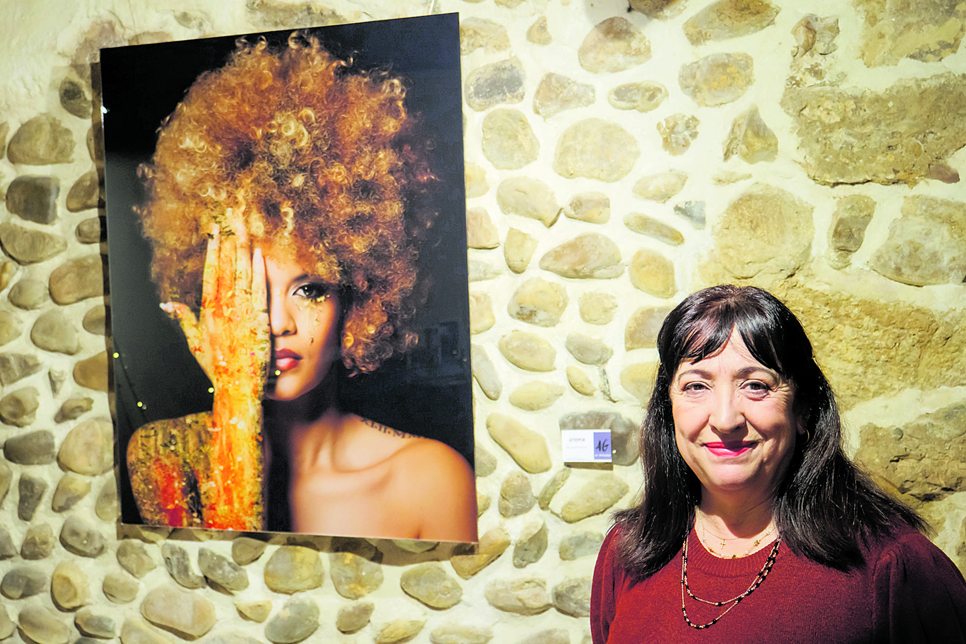 La artista Ángeles Gonzélez antes tres de las obras que conforman la exposición ‘Mirada de mujer’. | VICENTE GARCÍA