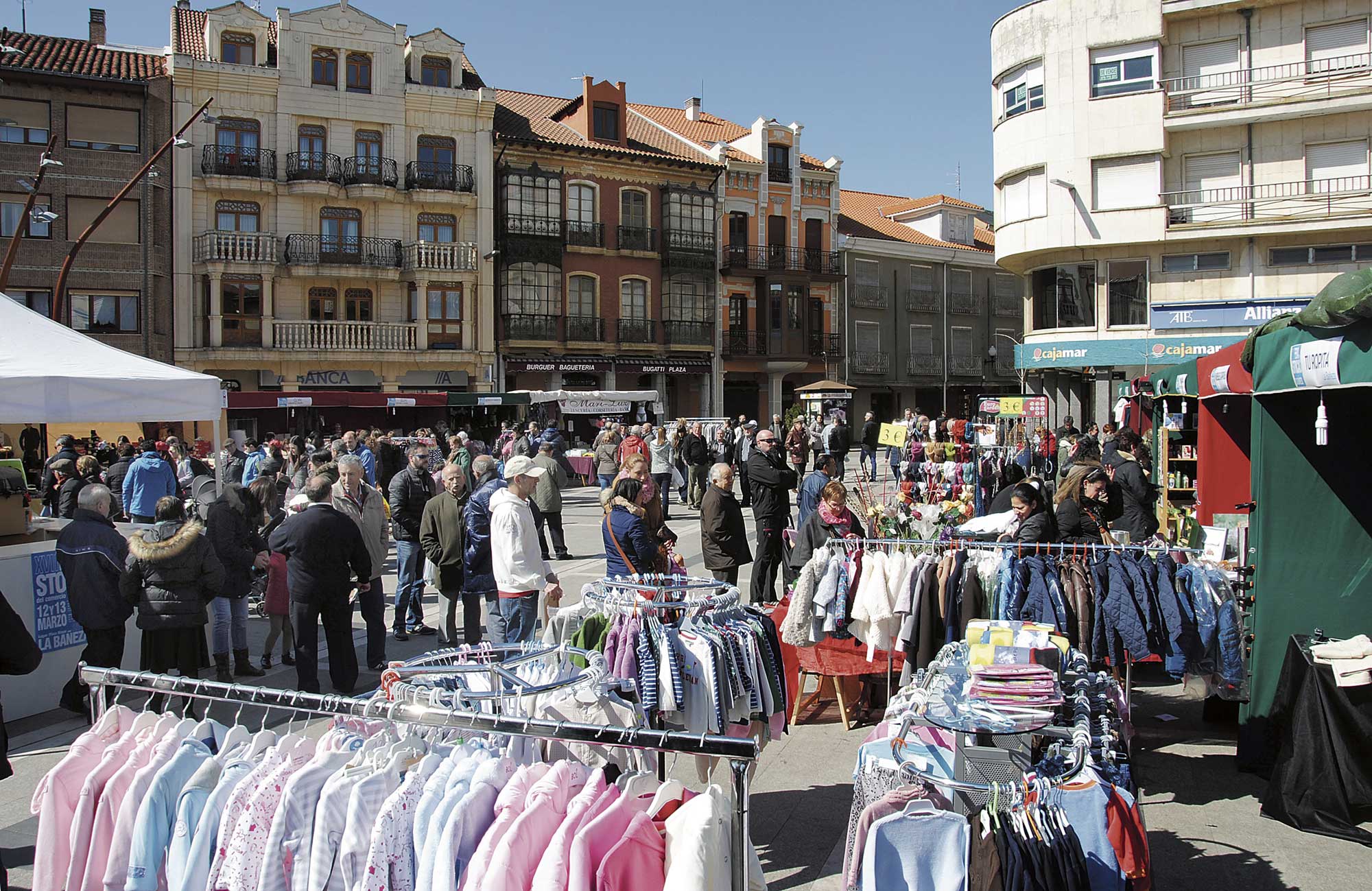 La plaza Mayor de La Bañeza acoge una nueva edición de la feria. | ABAJO