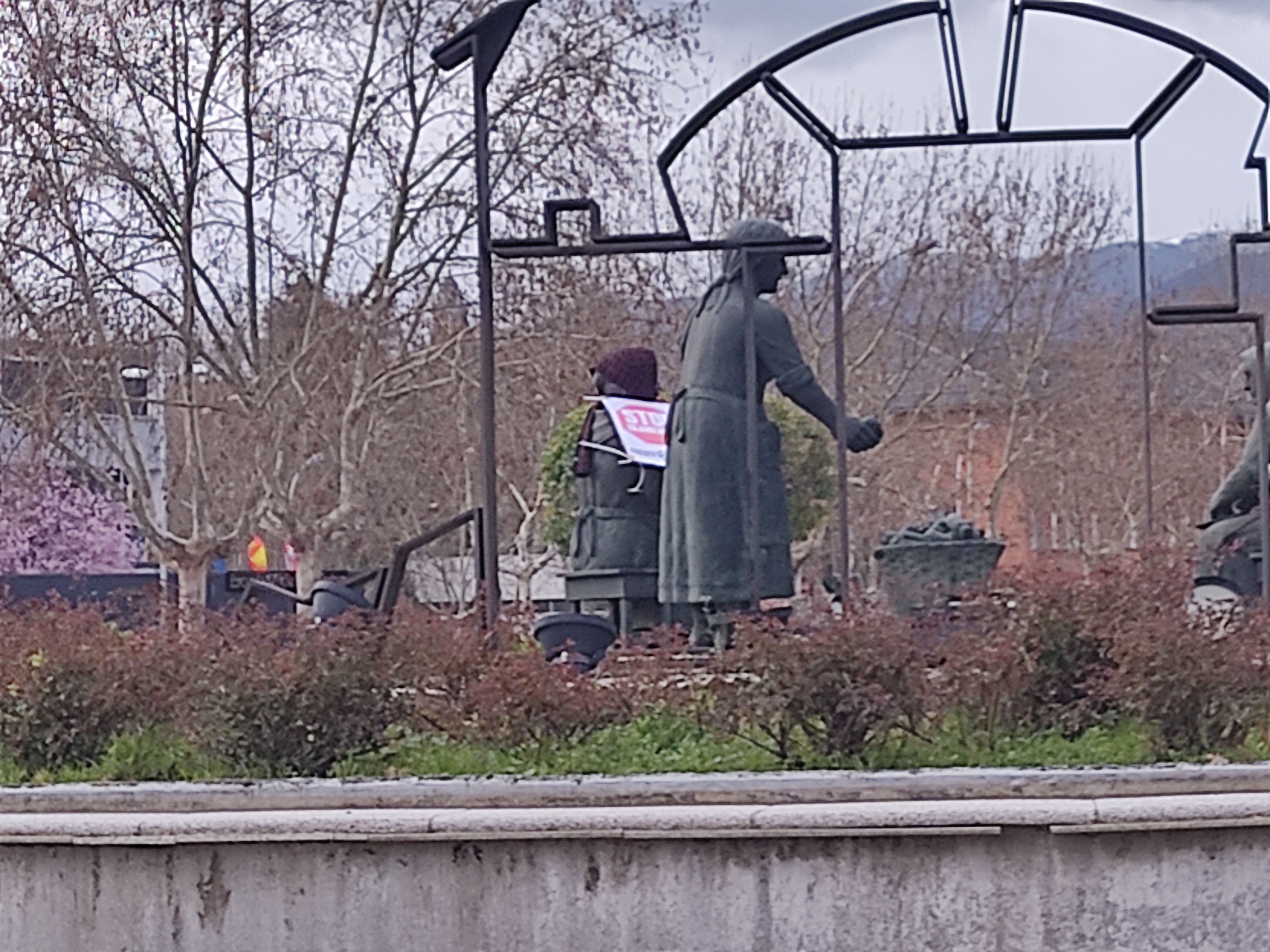 Estatua con el mensaje colocado por el Frente Obrero.