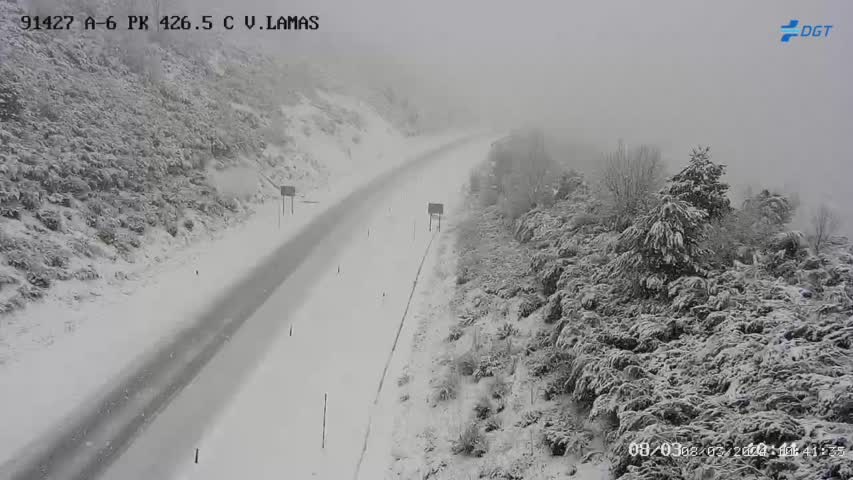 La A-6 totalmente cubierta por la nieve este viernes en Vega de Valcarce. | DGT