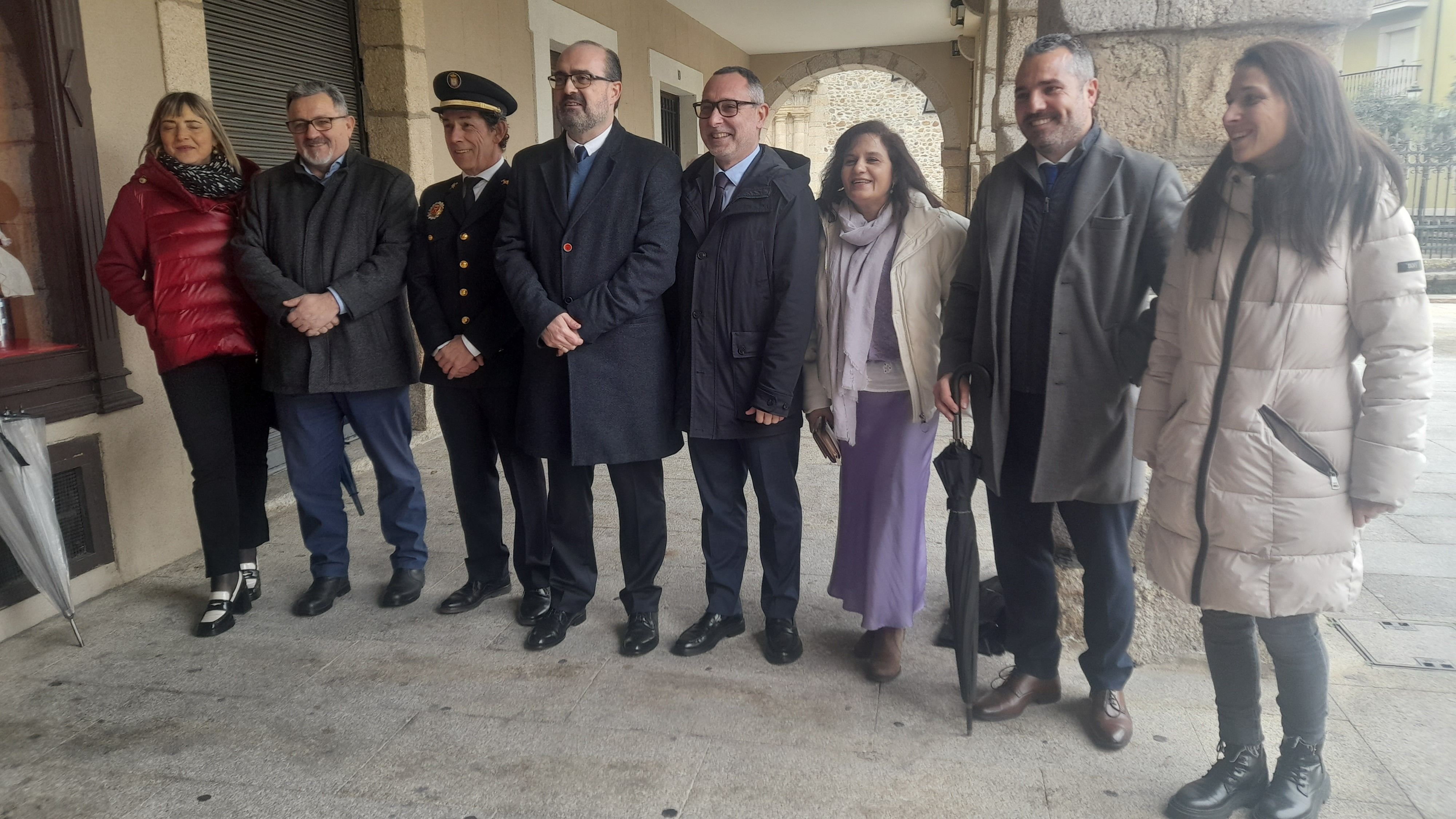 Las autoridades con el jefe de Bomberos para acompañar al Servicio en el día de su patrón. | MAR IGLESIAS