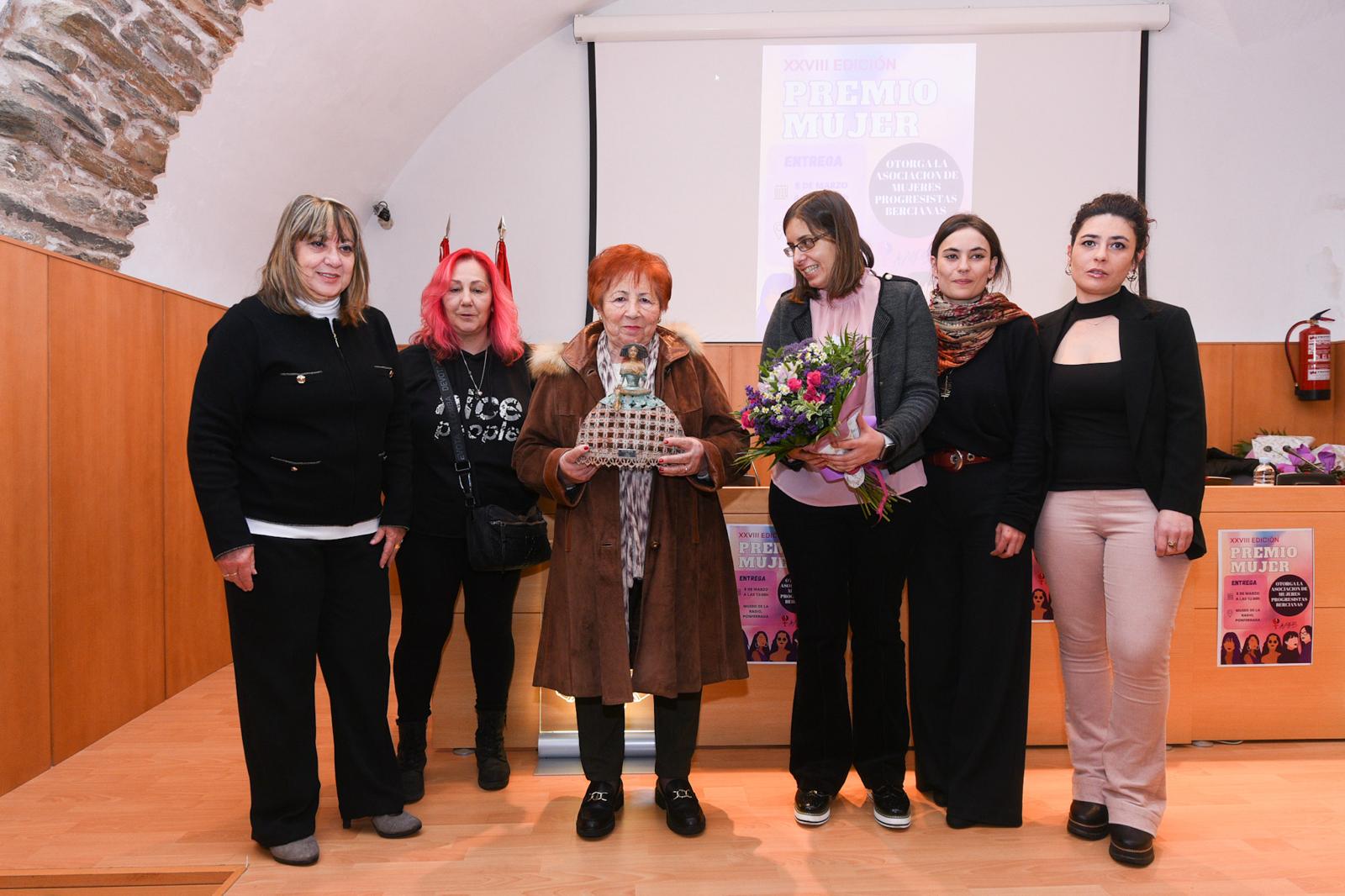 Entrega del galardón Mujer del Año a Marina Domínguez.