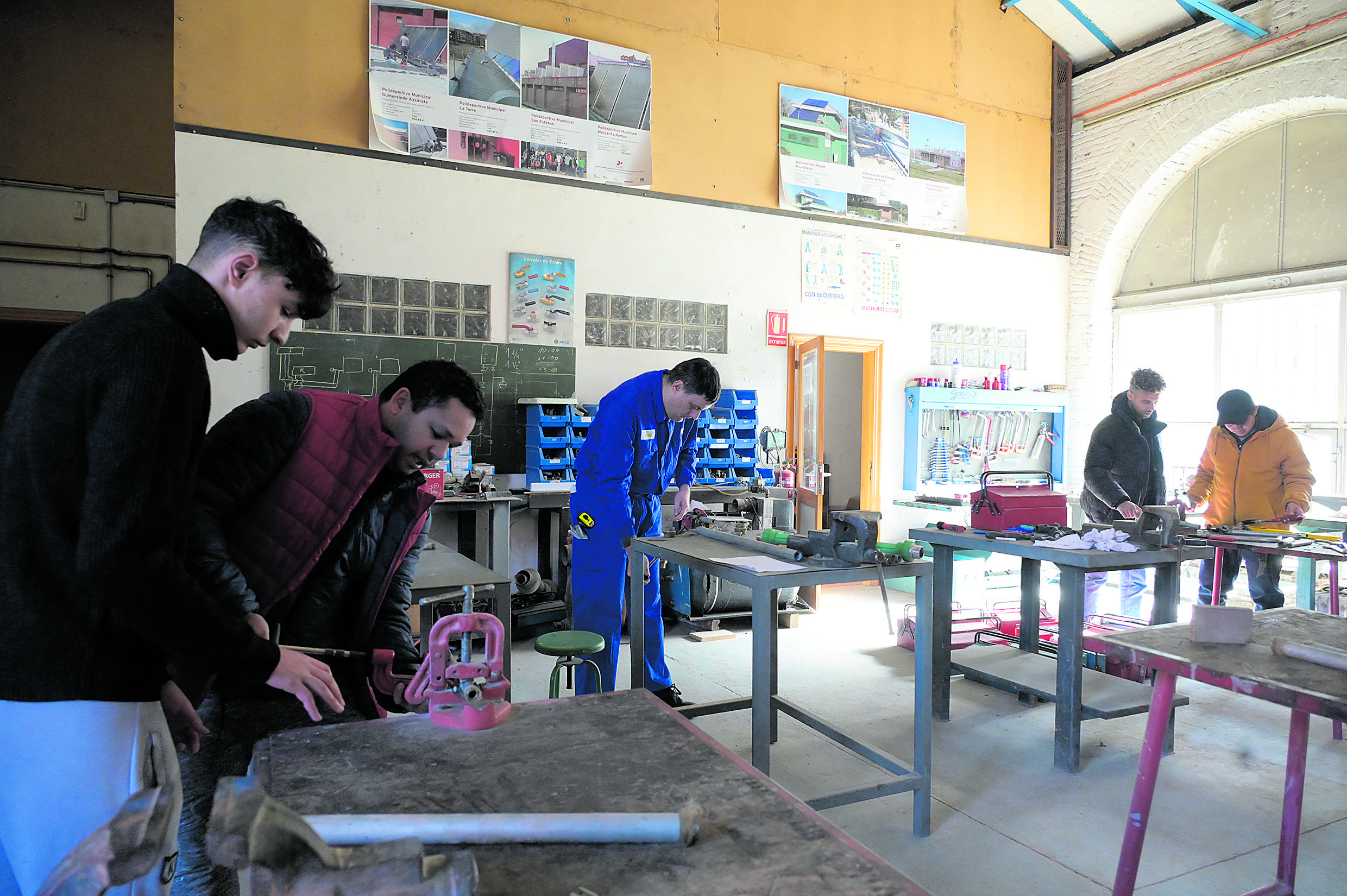 Varios alumnos trabajan en los talleres del Complejo Abelló en el curso de Fontanería del Ildefe. | MAURICIO PEÑA