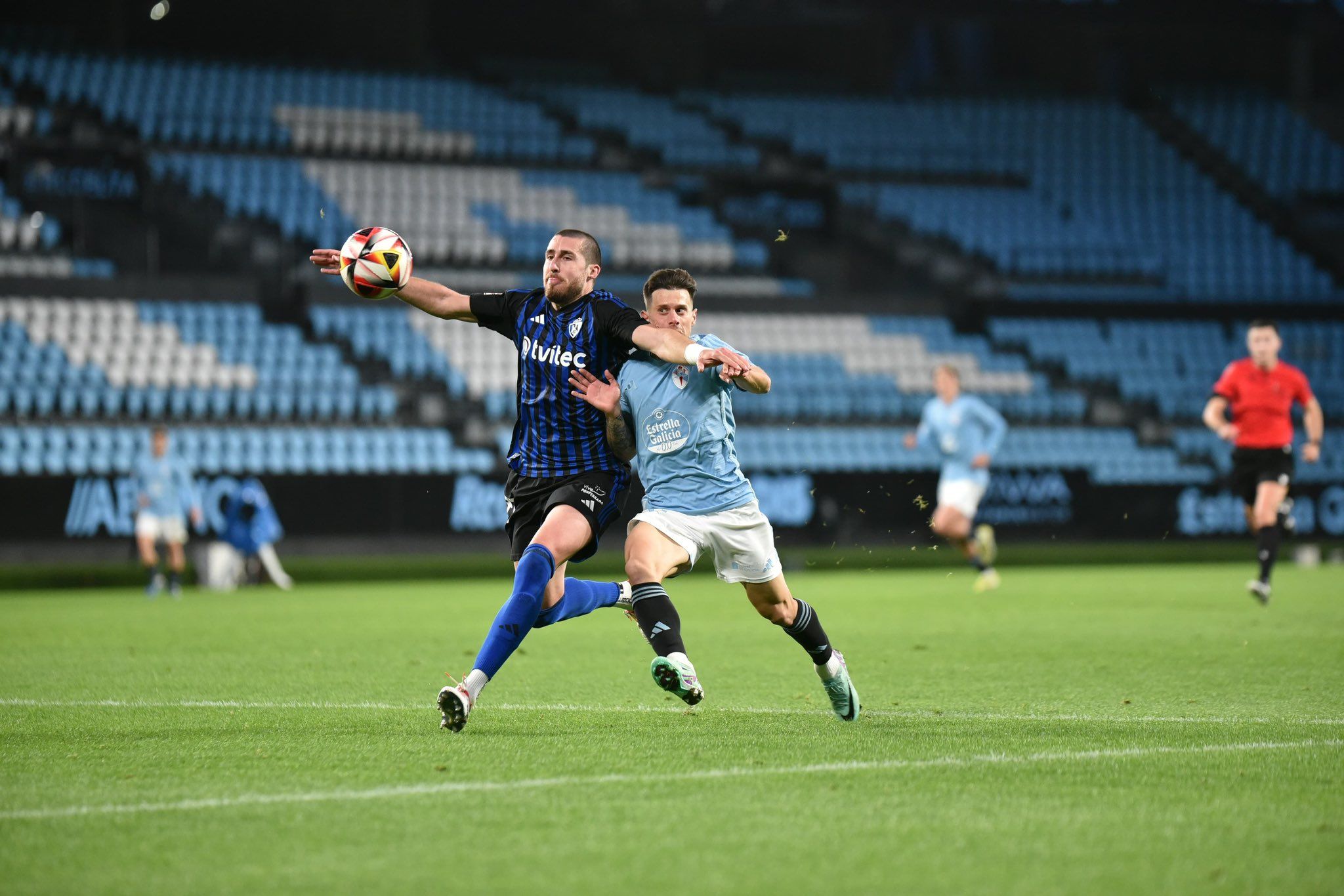 Andújar protege el balón ante la presión del delantero del Celta Fortuna.|CELTA