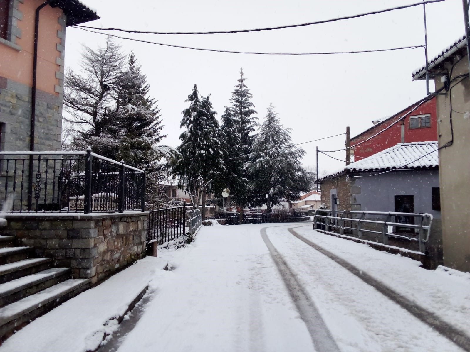 La nieve este domingo en Geras de Gordón. | ESTEFANÍA NIÑO