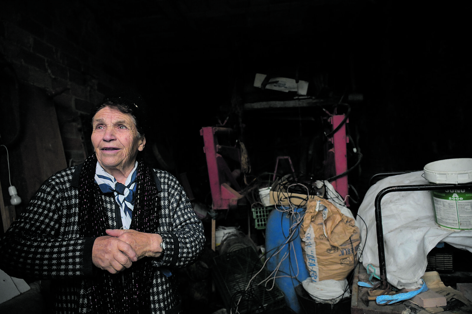 Juli, todo hay que decirlo, es algo 'telarera' y guarda en sus portales restos de sus oficios, de piezas del tractor a cadenas de matar el gocho. | MAURICIO PEÑA