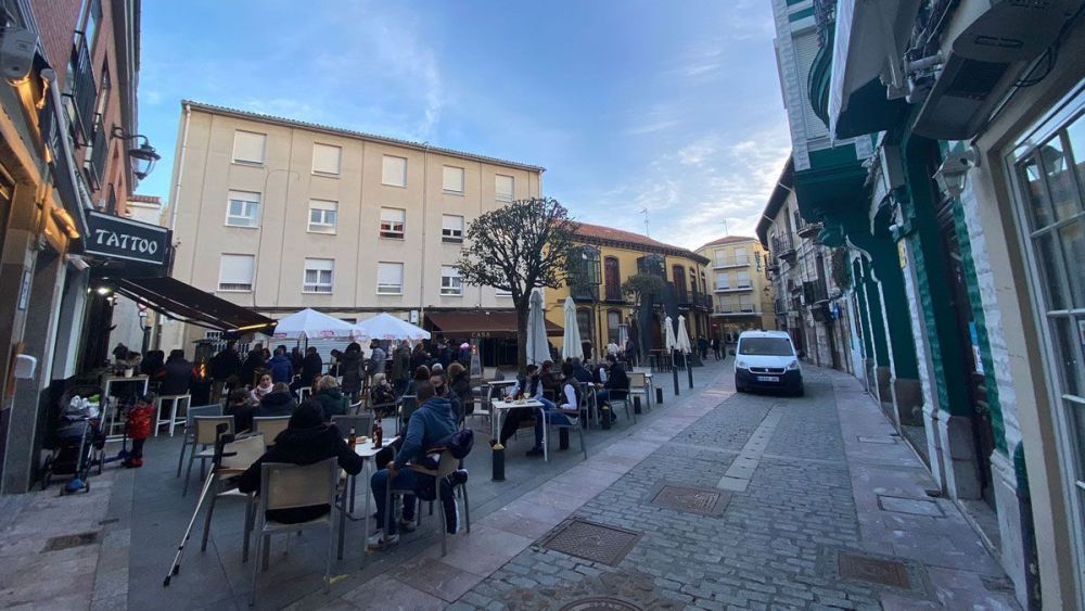 Imagen de archivo de una terraza de León. | SAÚL ARÉN