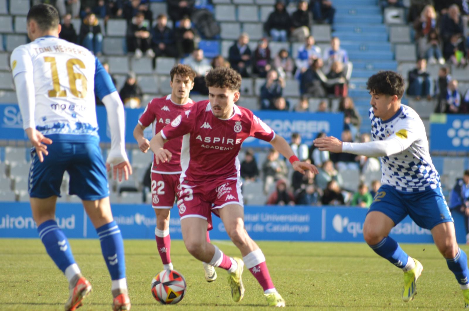 Fabio se zafa de dos defensores del Sabadell. | CYD