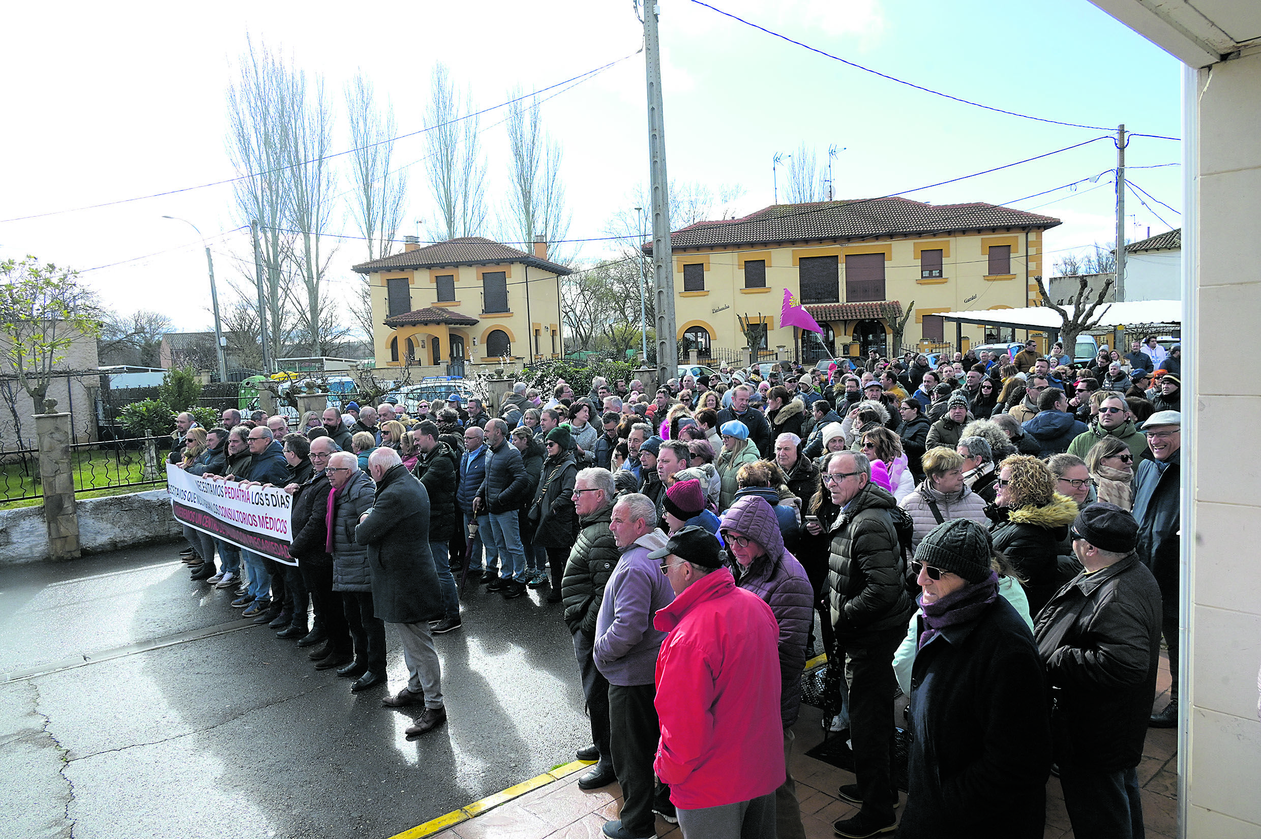 Un instante de la movilización convocada este domingo ante el centro de salud de Benavides de Órbigo. | MAURICIO PEÑA