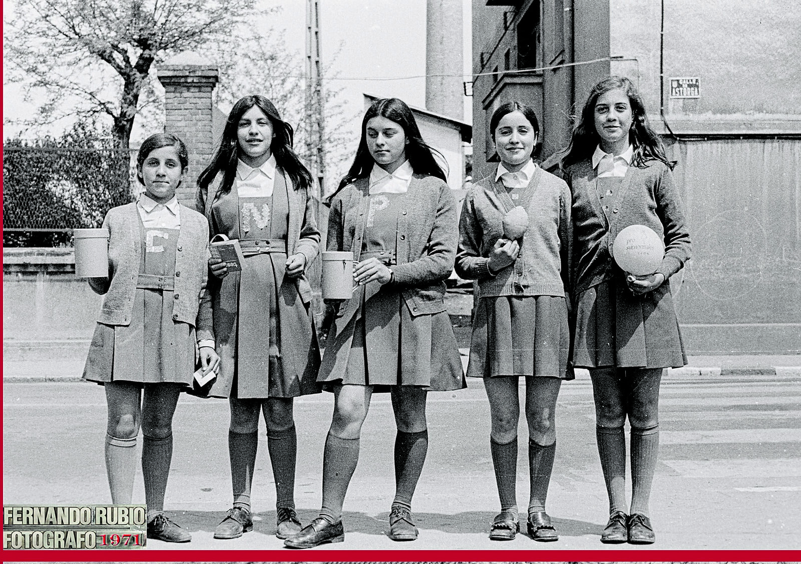 Cinco niñas del colegio de las Pastorinas que participan en la cuestación; las letras de su ropa son las iniciales de sus nombres. | FERNANDO RUBIO