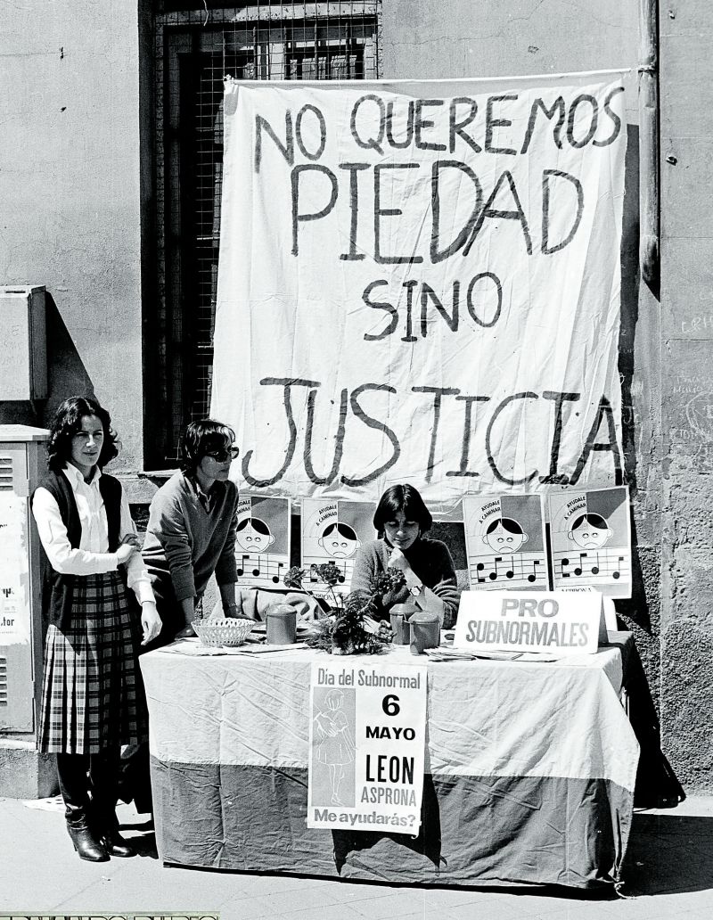 La pancarta de la mesa de cuestación lo deja todo muy claro. | FERNANDO RUBIO