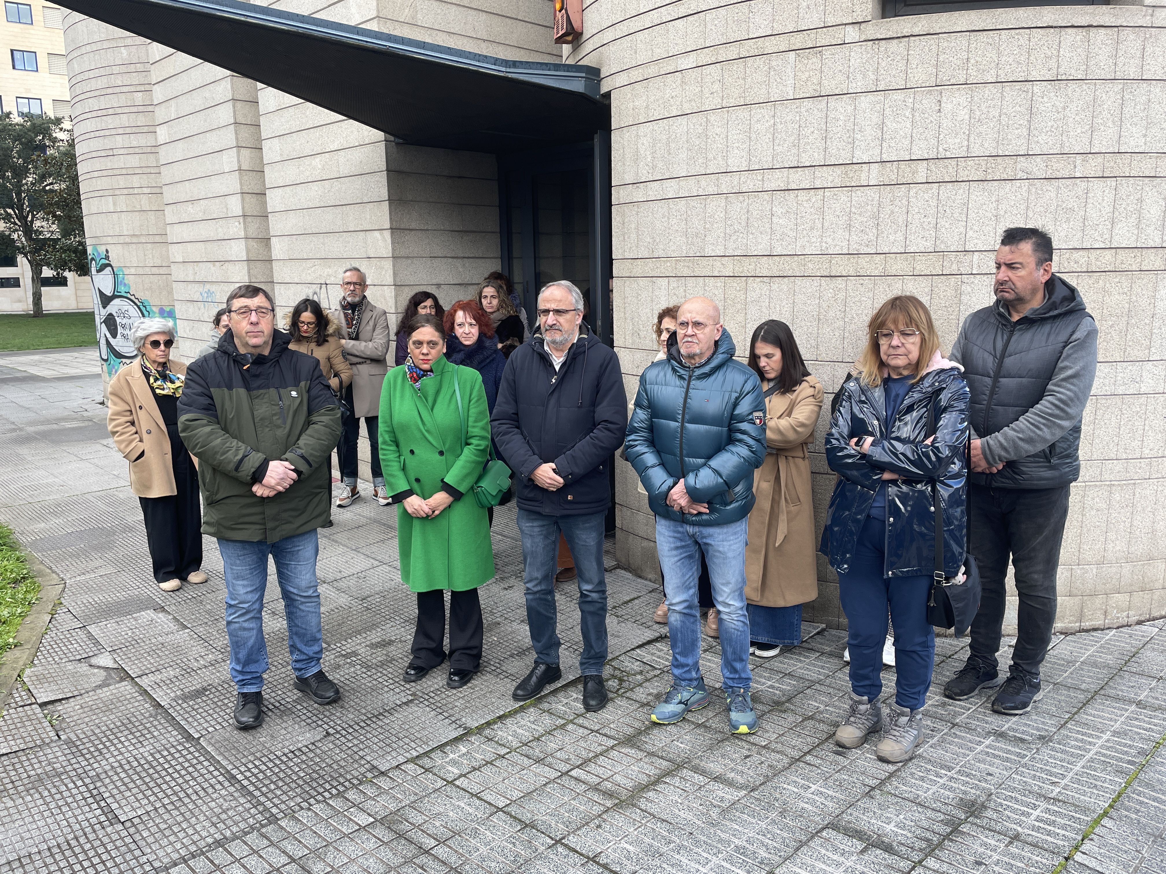 Minuto de silencio frente a la sede del Consejo Comarcal en Ponferrada. | Javier Fernández