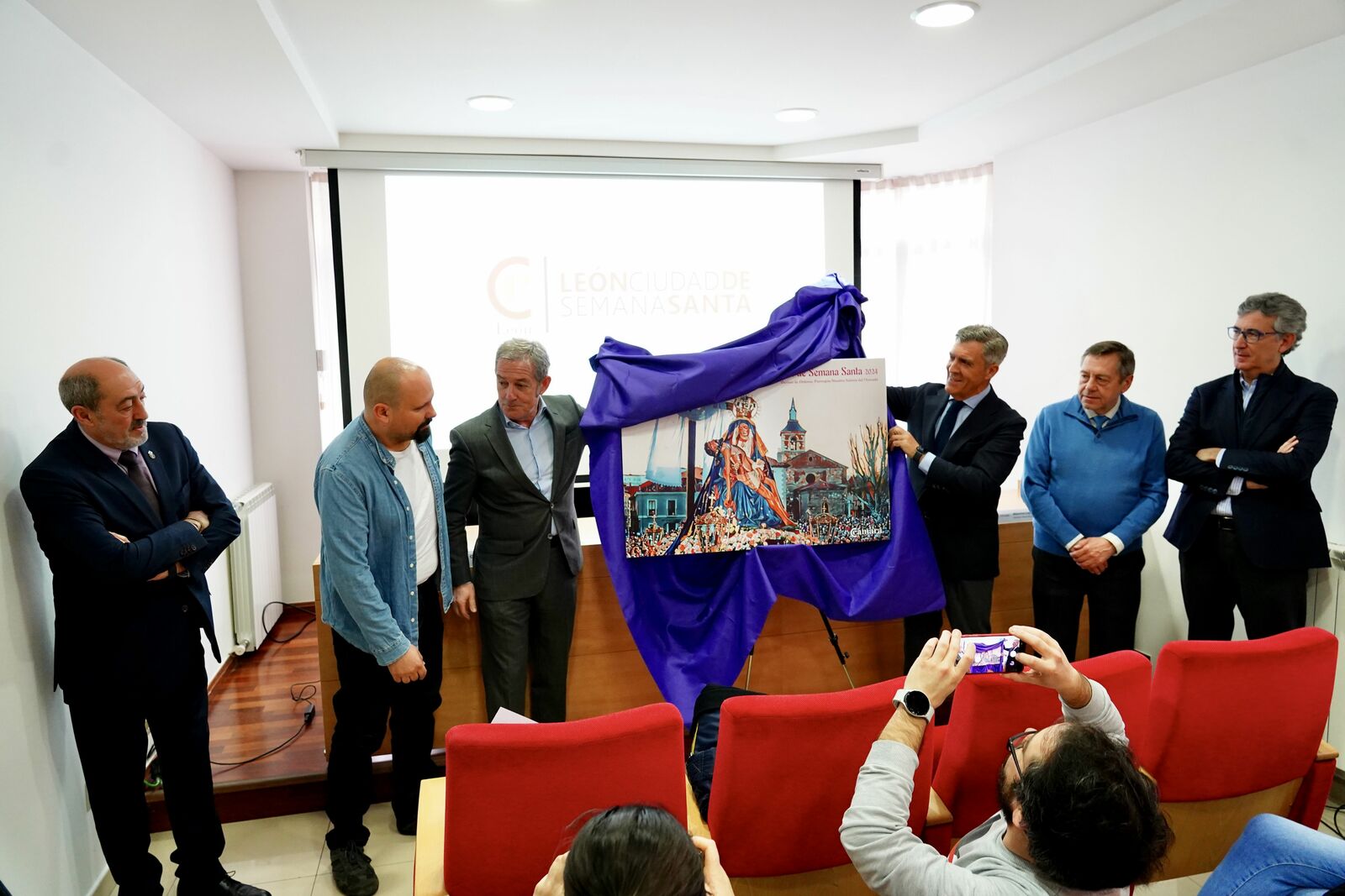 Instante en el que se descubre el cartel de Semana Santa de la Cámara de Comercio, obra de Carlos S. Campillo | ICAL