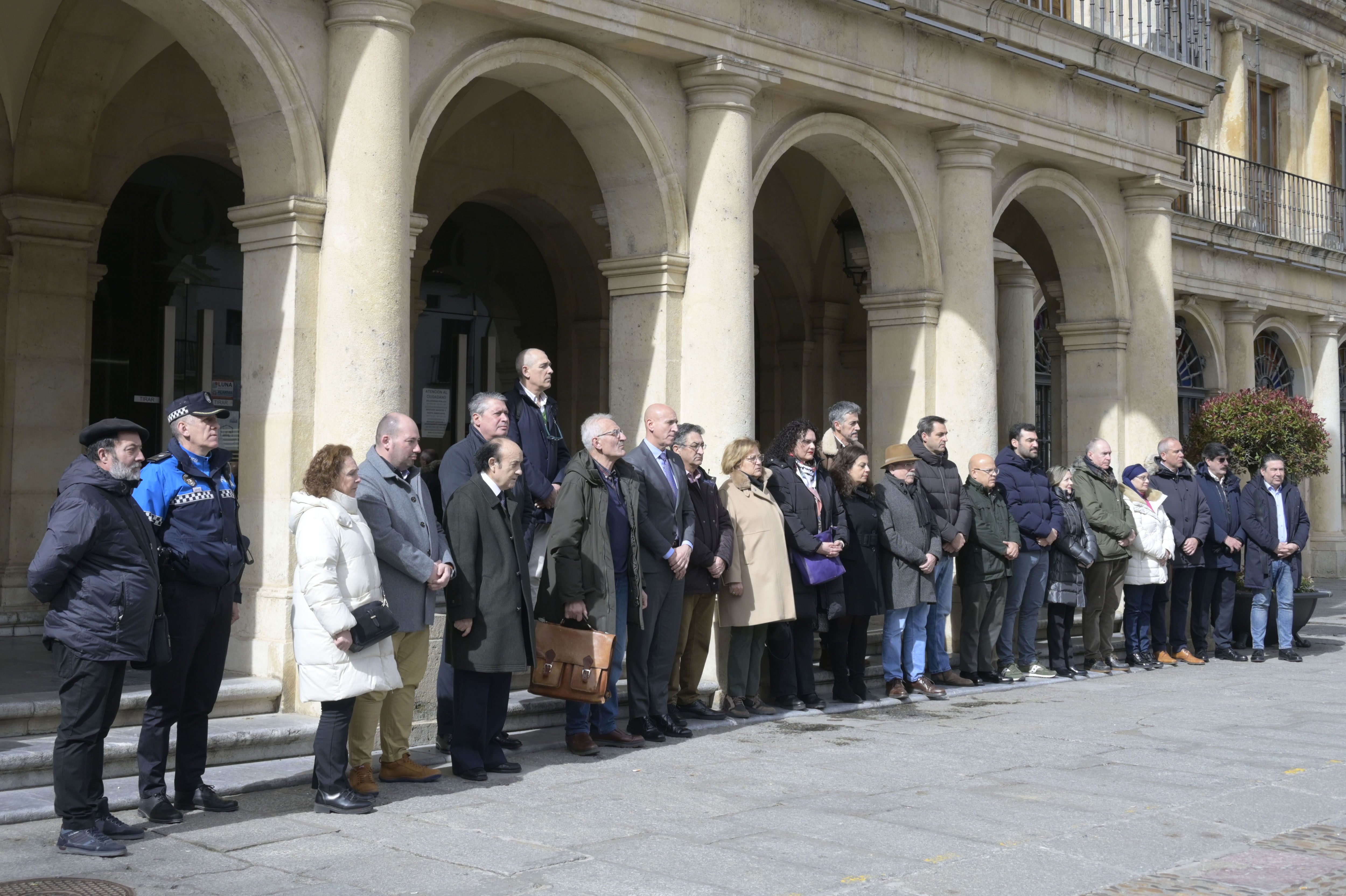 El minuto de silencio ha tenido lugar a las puertas del Ayuntamiento de San Marcelo. | MAURICIO PEÑA