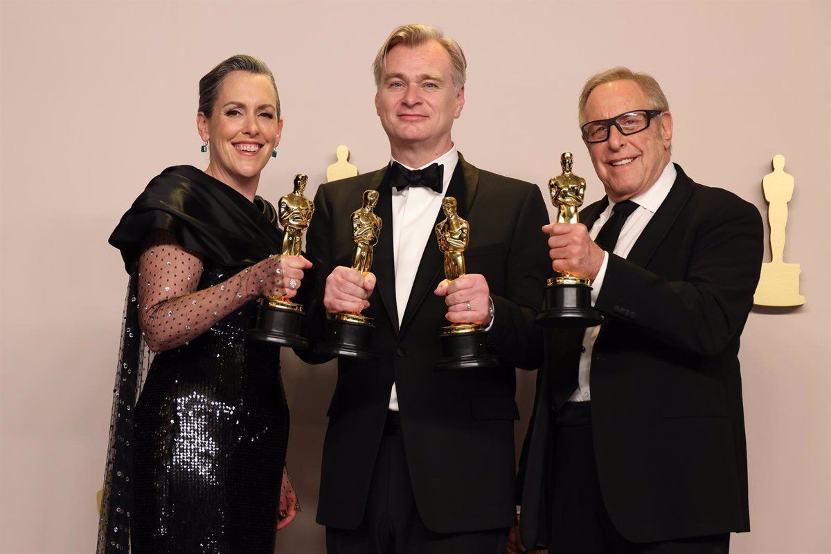 El director Christopher Nolan y los productores de ‘Oppenheimer’. | EUROPA PRESS