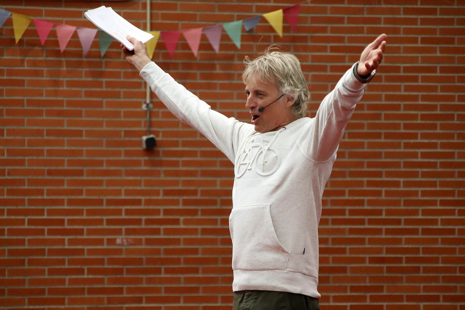 Jesús Calleja durante el rodaje de 'Volando voy' en La Pola de Gordón. | PEIO GARCÍA (ICAL)