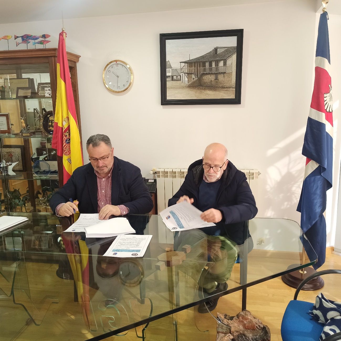 Firma de un convenio con la asociación de productos bercianos en Camponaraya, en foto de archivo.