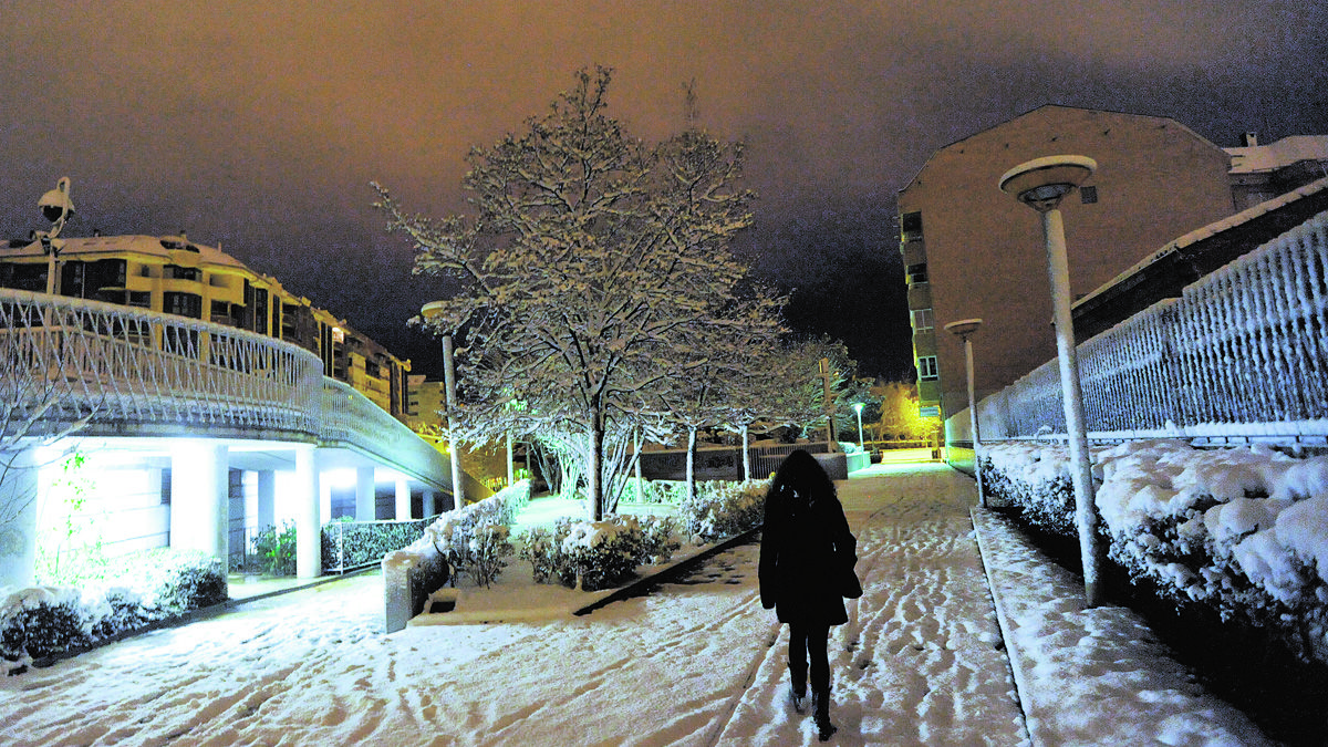 El servicio de alumbrado es el cuarto con mayor número de incidencias, entre las que suelen destacar las farolas fundidas. | DANIEL MARTÍN