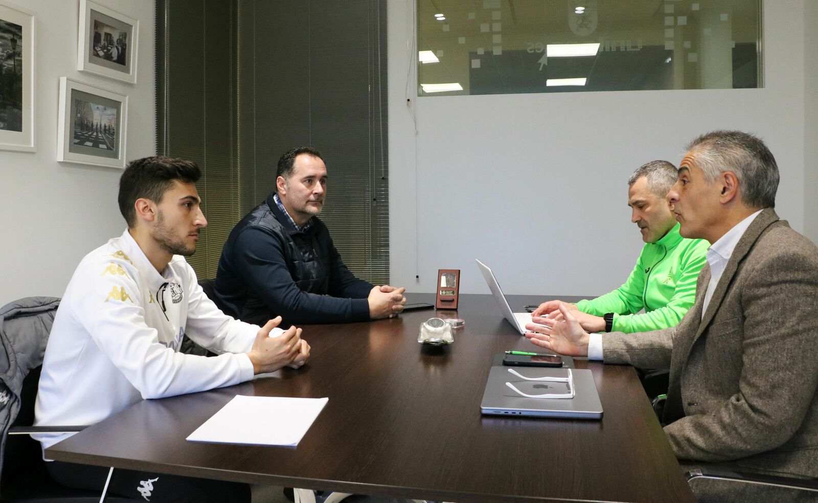 Momento de la reunión entre los responsables de la ULE y los del Abanca Ademar. | ADEMAR