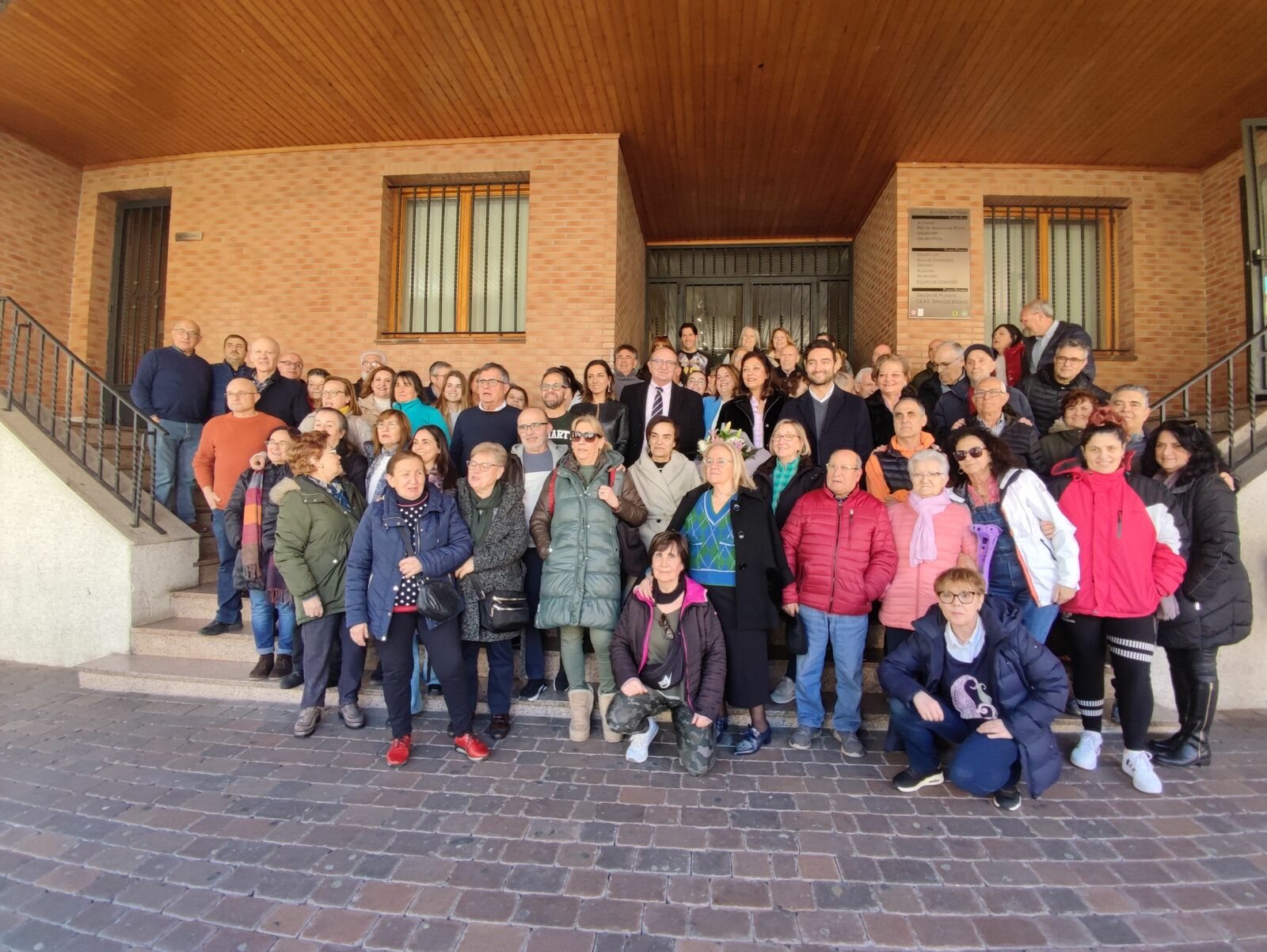 Acto de reconocimiento a Fernando Rodríguez Mielgo ayer a las puertas del Ayuntamiento paramés. | ALEJANDRO RODRÍGUEZ