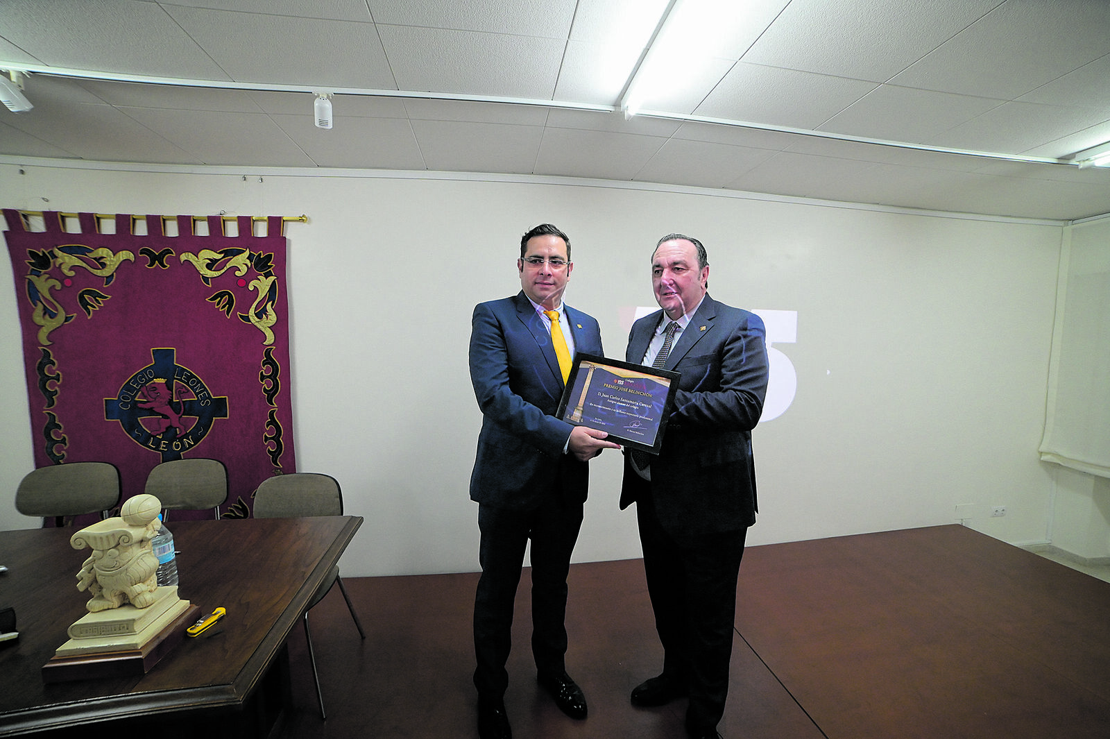 Entrega del galardón este martes en el colegio Leonés al ingeniero y profesor Juan Carlos Santamarta. | MAURICIO PEÑA