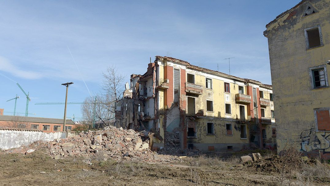 Hace una semana se iniciaban las labores de derribo de estos edificios. | MAURICIO PEÑA