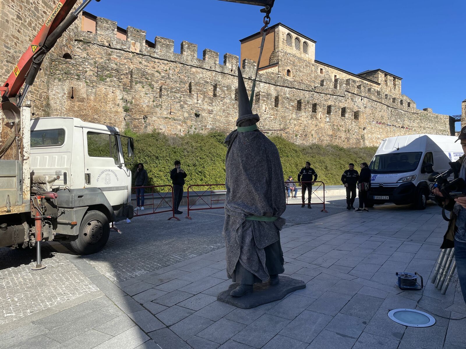 Momento de la instalación de la estatua del Lambrión. | Javier Fernández