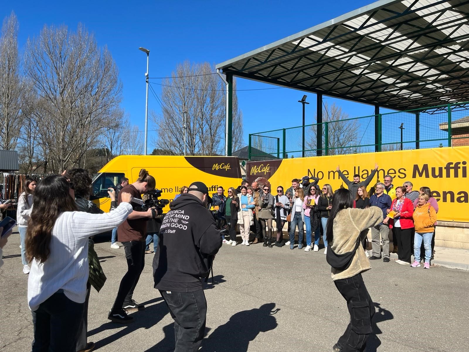 Los vecinos de La Magdalena se entregaron a la visita del equipo del McDonald's. | L.N.C.